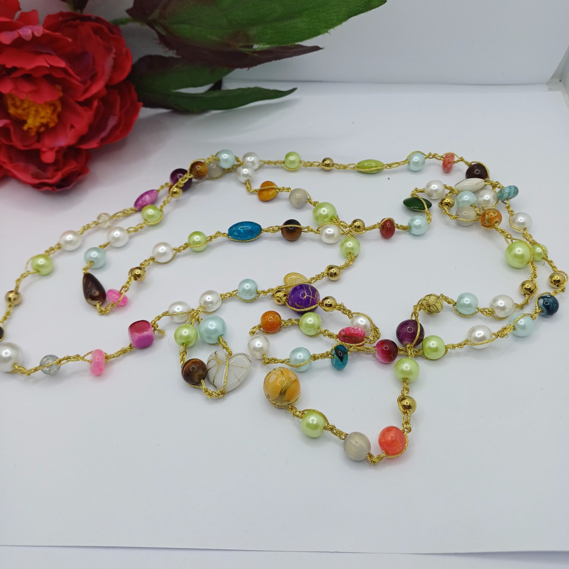 Collier " Cascade de Couleurs " en perles et chainette crochetée dorée 140cm