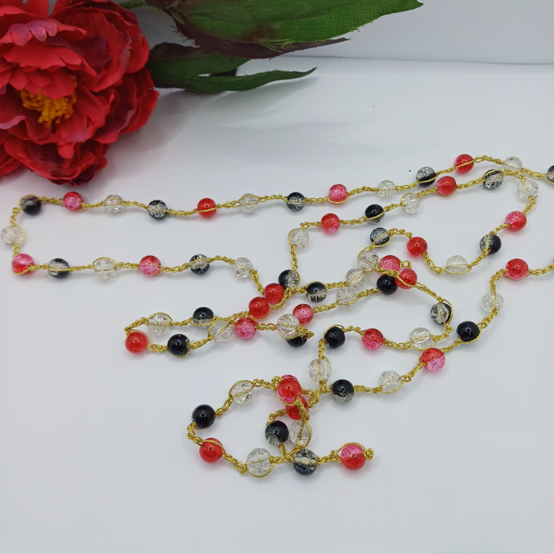 Collier " Cascade rubis " perles de verre craquelée sur chainette crochetée dorée ( 140 cm)