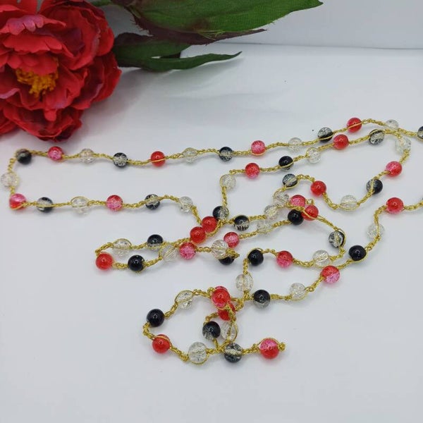 Collier " Cascade rubis " perles de verre craquelée sur chainette crochetée dorée ( 140 cm)