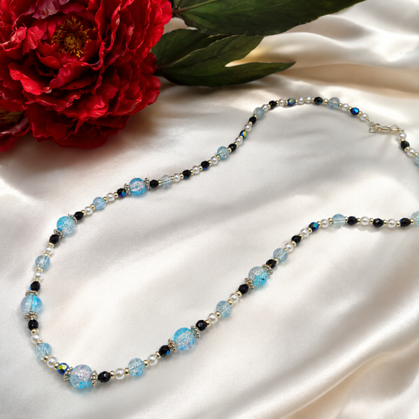 Collier artisanal Bleu Cristal et perles argentées