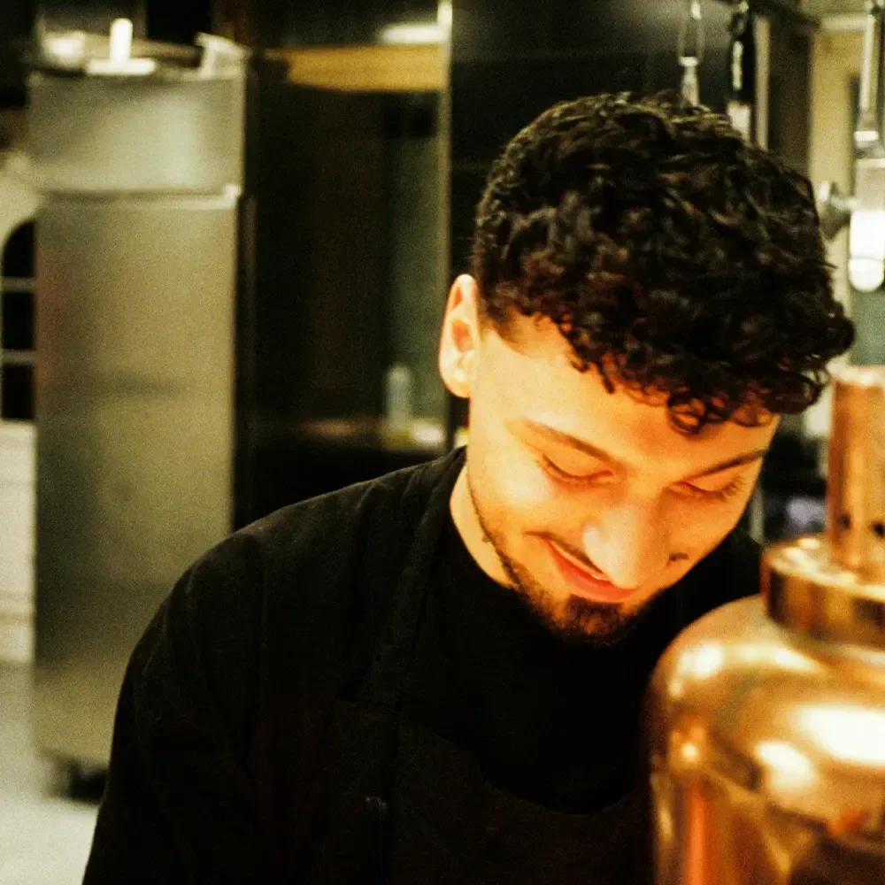 Küche im Schneeweiß Berlin mit österreichischer Alpenküche und frisch zubereiteten Klassikern.