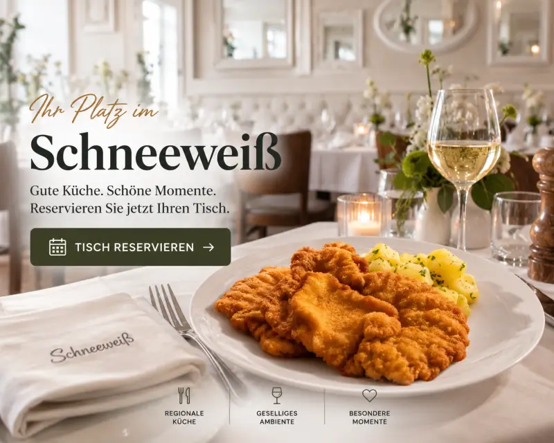 Wiener Schnitzel mit Kartoffeln auf einem gedeckten Tisch im hellen Restaurant Schneeweiß in Berlin