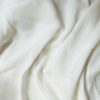 stof van soja is erg zacht. Vezels van soja zijn een bij-product van de productie van voedsel. Dus wat dat betreft kost het maken van soja textiel niets. Het is er al. je maakt van afval weer een nieuw product. soja stof.