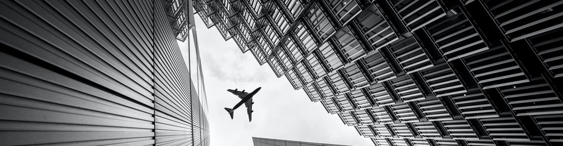 10 verschillen in reizen met de trein of het vliegtuig stadscentrum met vliegtuig boven gebouwen op weg naar vliegveld buiten de stad