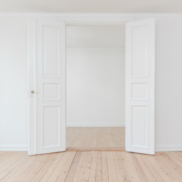 Foto Phill open deur witte kamer missnienox poëzie