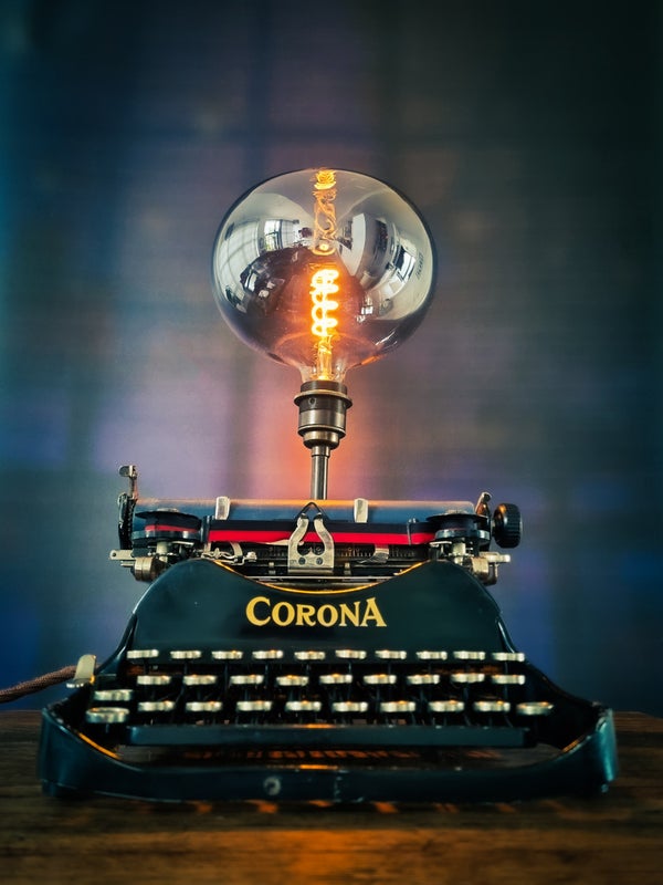 Foto Johnny Briggs vintage typemachine lamp corona missnienox korte verhalen