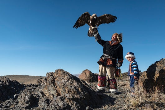 In der Mongolei der Steinadler mit Falkner und Kind