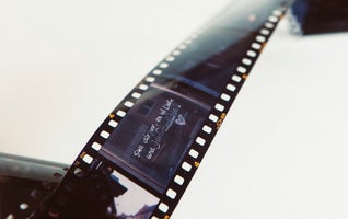 Image d'un négatif 35mm, utilisée pour représenter la numérisation par procédé humide.
