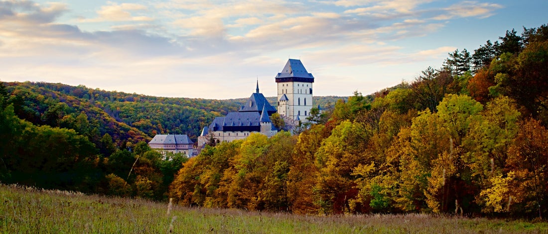 Karlstejn-kasteel-Tsjechie-natuur-bossen-treinreis