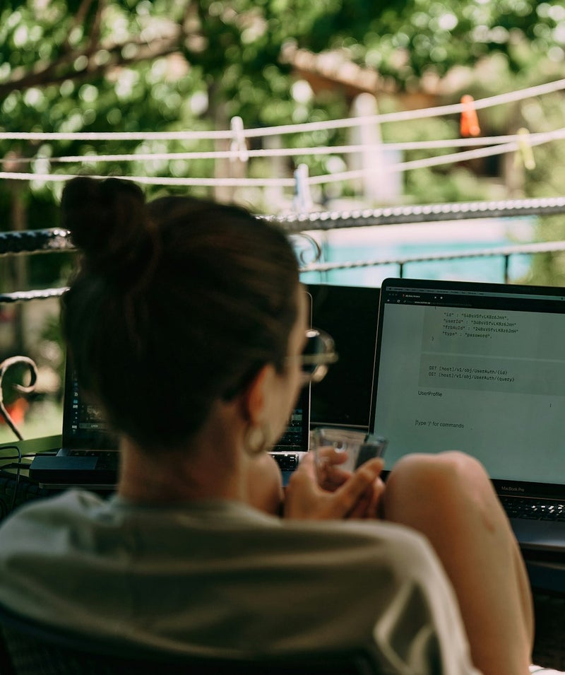 ZZP Finance | laptop in de tuin