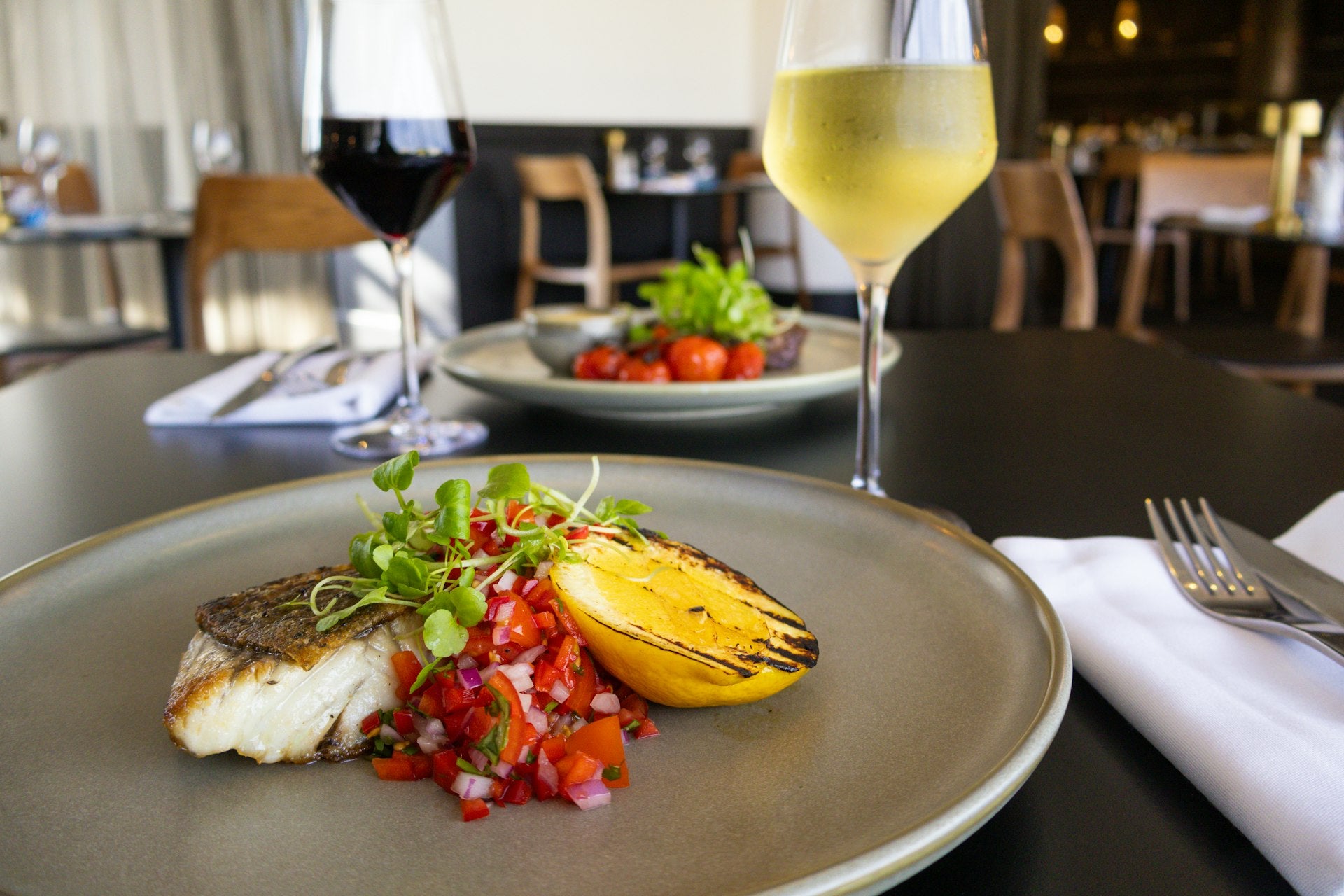 Bord met eten in een restaurant na arrangement DAF en Diner