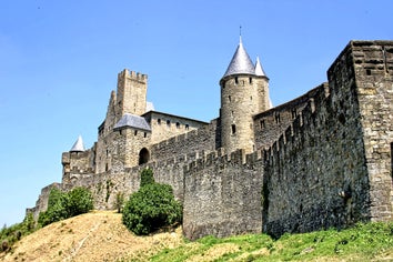 Excursions à Carcassonne : découvrez la cité médiévale et ses environs lors de nos circuits touristiques en minibus de 20 places.