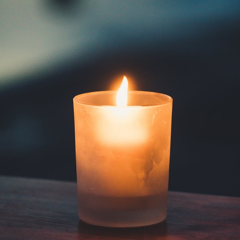 Brandende kaars als symbool van rust, troost en verwerking van verdriet met hypnotherapie