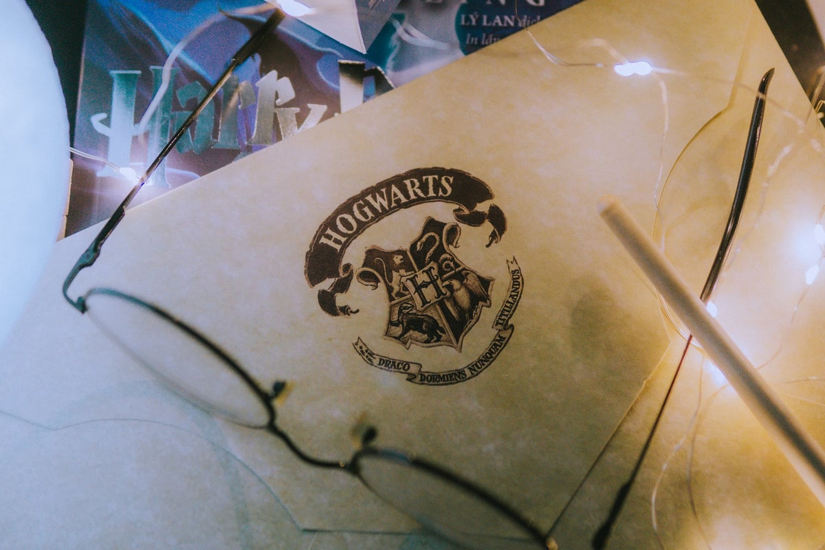 Harry Potter Speldenset – 4 Chibi-design Knopen Met Bril, Bliksem En Uil Hedwig – Officieel Gelicentieerd – Willekeurige Modellen En Kleuren
