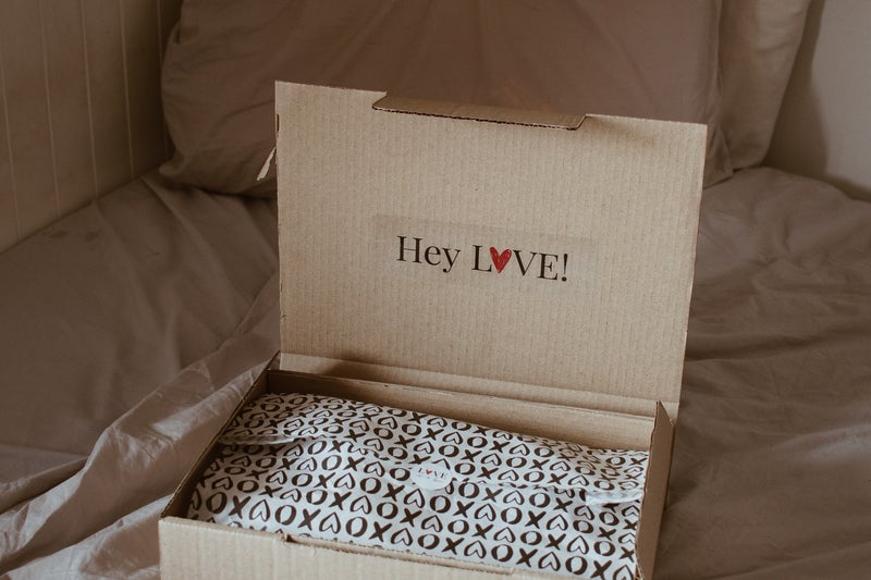 packaging boîte papier de soie étiquette autocollante présentation soignée identité visuelle personnalisée