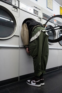Hierbij speciaal voor jou een kleine opsomming: Bij het wassen van sportkleding in de wasmachine zijn er enkele regels die je het beste volgt, om fris te blijven ruiken en de sportkleding niet aan te tasten: Was je sportkleding zo snel mogelijk meteen na