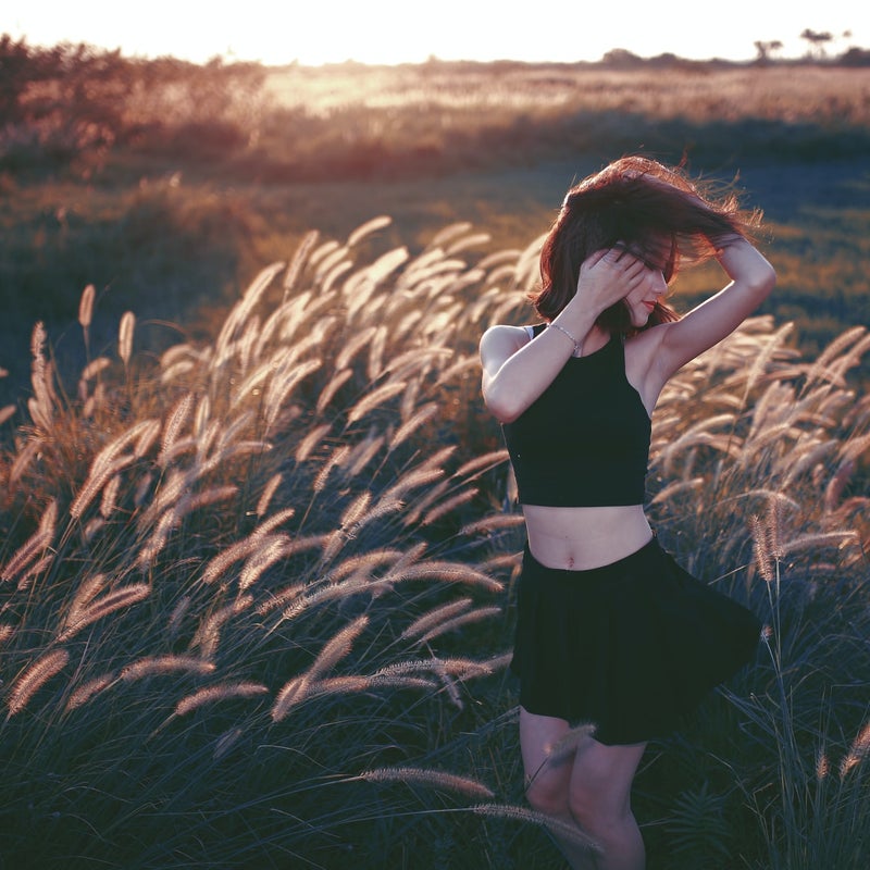 Foto Larmrah Dansend meisje korenvelden missnienox poëzie