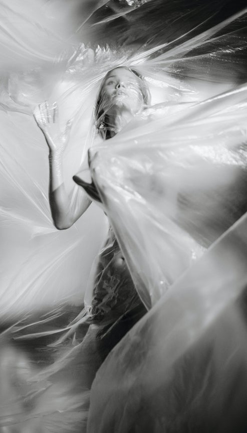 plastic kleding, kleding gemaakt van plastic, plastic jurk, plastics en kunststoffen, synthetische plastics, new angels eco fashion is een plasticvrij kledingmerk, noplastic, plastic vrij, plasticfree clothes. fashion without plastc. verstikkend plastic.
