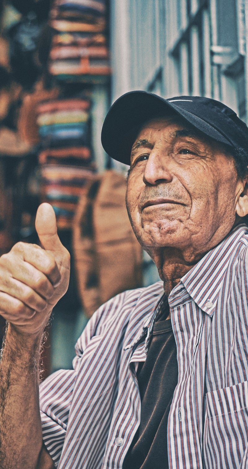 ZZP Finance | Oude man steekt duim op