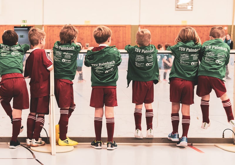 photo enfants equipe sport de dos