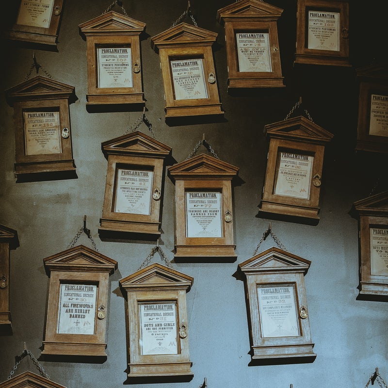 Foto Rhii Photography script ingelijste regels aan wand missnienox poëzie