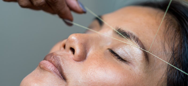 Depilación facial con hilo en centro especializado de Barakaldo