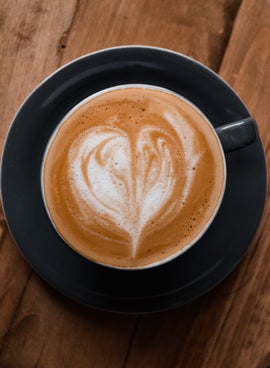 Latte art hart figuur