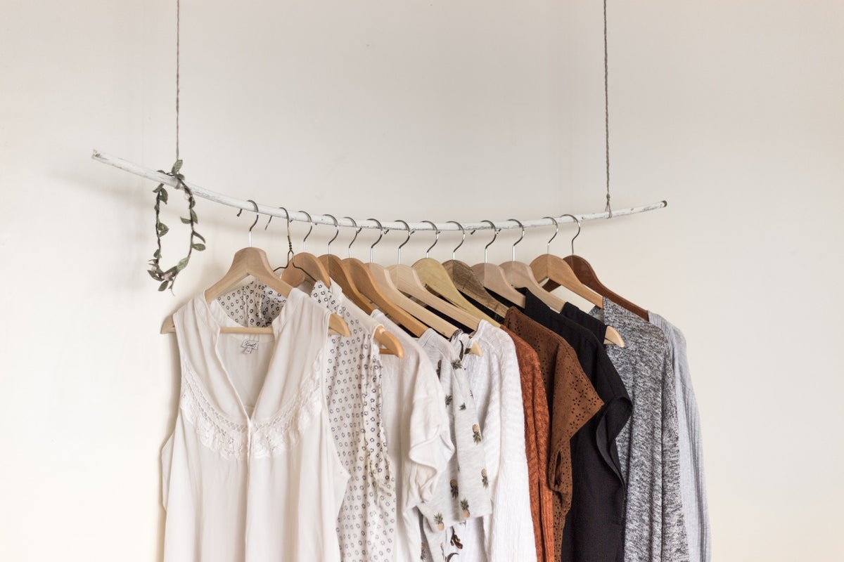 Hoe krijg je weer- en schimmelvlekken uit je kleding? Dé beste tips