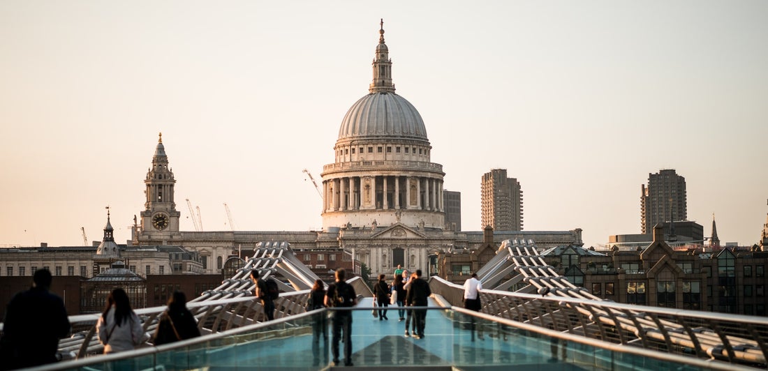 treinreizen-europa-treinvakantie-stedentrip-met-de-trein-naar-londen-in-4-uur-millennium-bridge