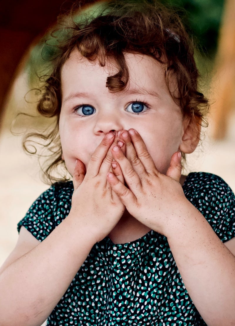 ZZP Finance | meisje met handen voor haar mond