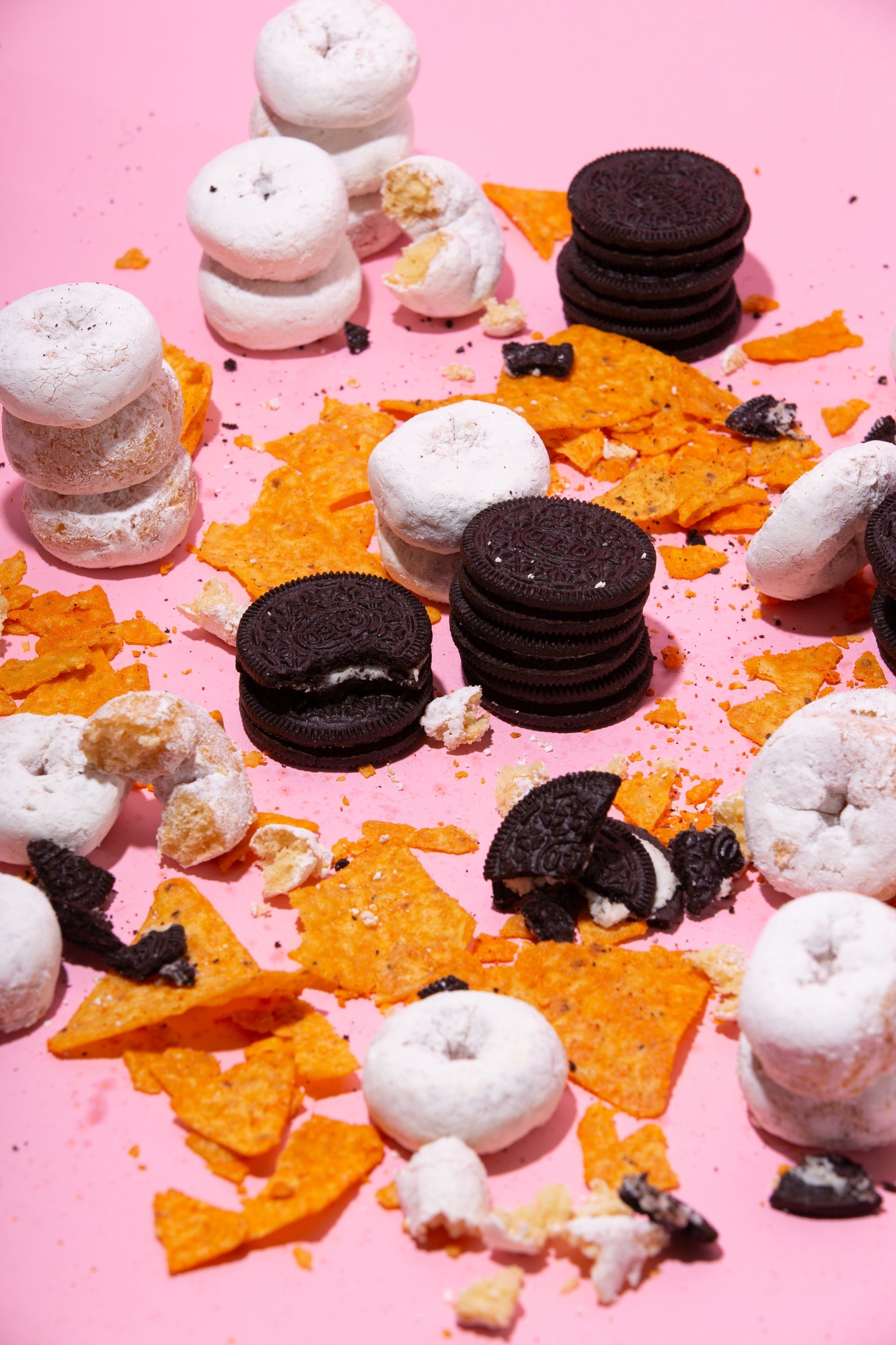 Bord met diverse koekjes