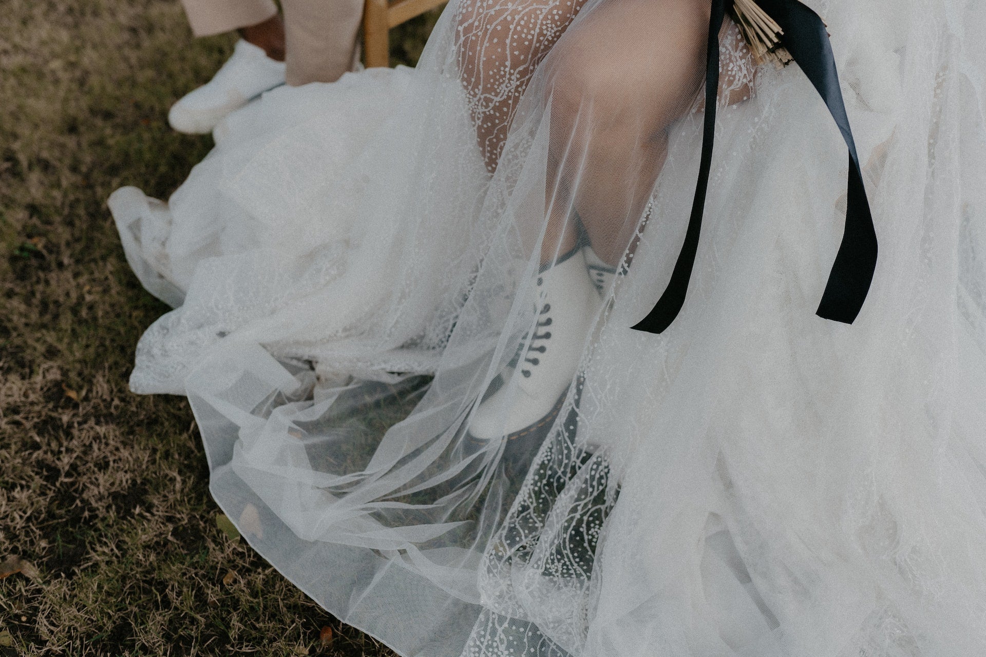 dr. martens onder bruidsjurk 