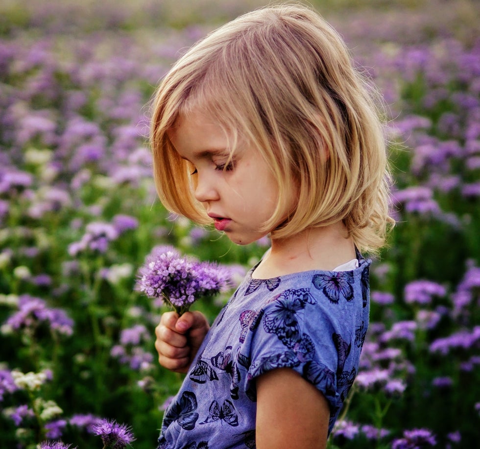 Foto Anna Niezabitkowska meisje bloemenveld wilde bloemenveld missnienox blog